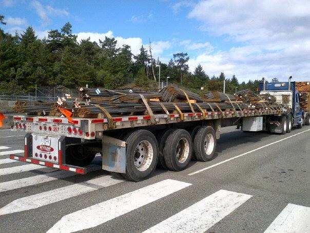 حمل میلگرد شاهین بناب با تریلی، به تصویر کشیده شده است.