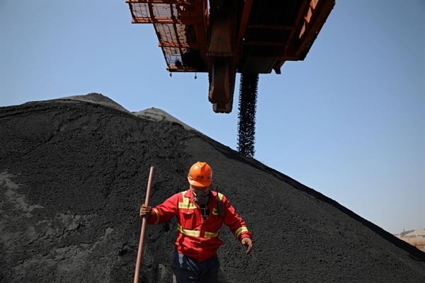 China-Australia relations: iron ore prices drop after Dalian Commodity Exchange tightens limits on futures positions